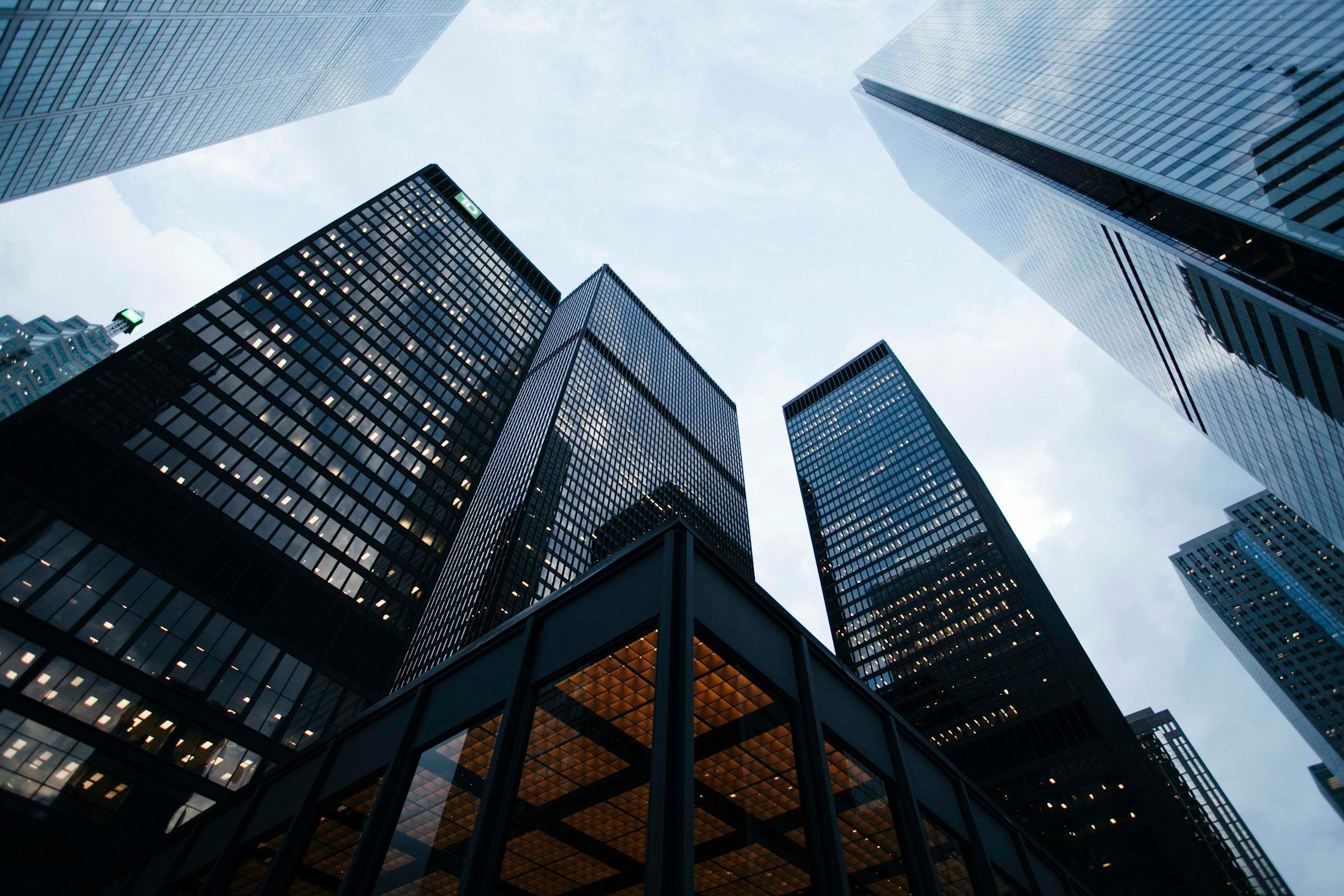 Arranha-céus de vidro com arquitetura corporativa moderna